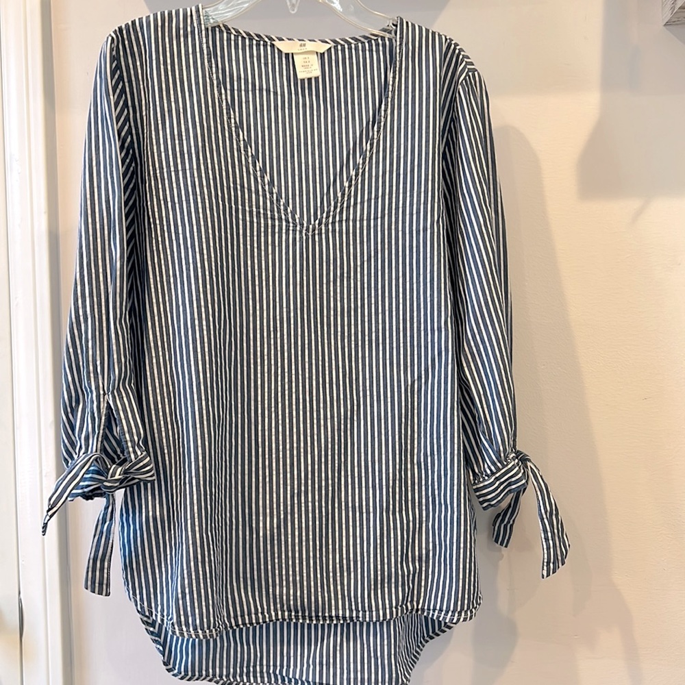 💙 H&M Blue & White Striped V-Neck Top in Size 2 🛥️